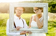 Stylowo i unikatowo czyli akcesoria na zdjęciach ślubnych